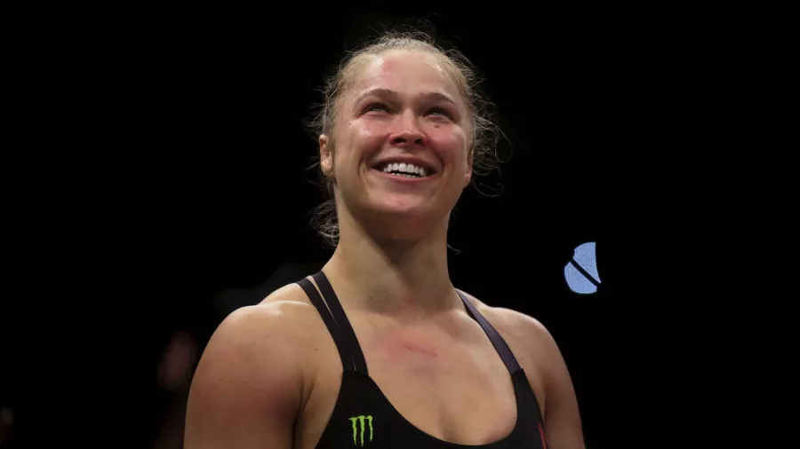Ronda Rousey, Estados Unidos: Primera estadounidense que ganó una medalla olímpica en judo (bronce en Beijing 2008). Defendió su título de campeona de la UFC seis veces al hilo, un récord que permaneció 10 años.