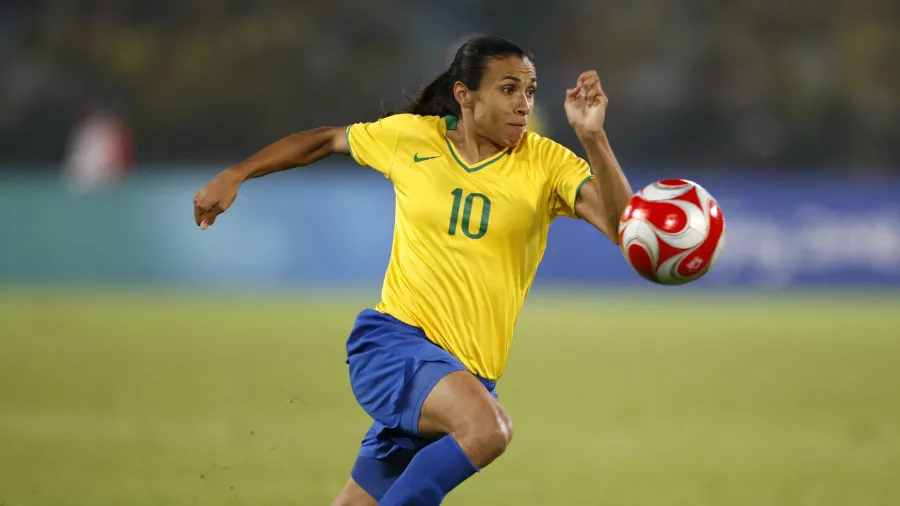 Marta, Brasil: Considerada la mejor futbolista de todos los tiempos, cuenta con seis trofeos como Jugadora del Año de la FIFA. Goleadora histórica de Brasil, con 115 tantos y tiene el récord de más anotaciones en una misma edición de la Copa del Mundo para un hombre o mujer con 17.