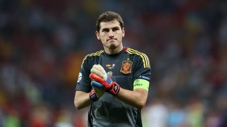 1. Iker Casillas, España: 102 porterías en cero; 167 partidos jugados (2000-2016)