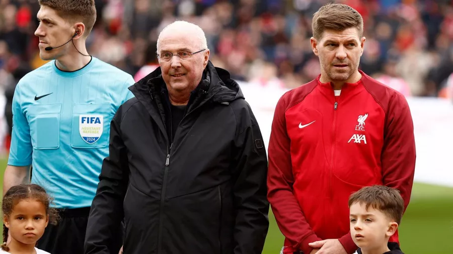 Sven-Göran Eriksson estuvo a lado de Steven Gerrard en la ceremonia de los equipos
