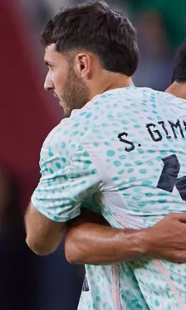 ¿Henry Martín responde más que Santiago Giménez en la Selección?