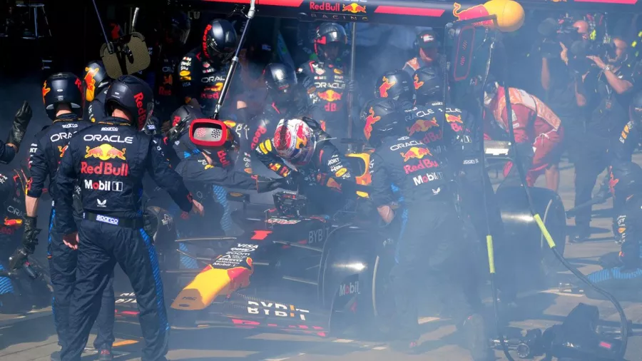 Verstappen abandonó el GP de Australia en el quinto giro tras incendiarse la llanta trasera por un problema con los frenos