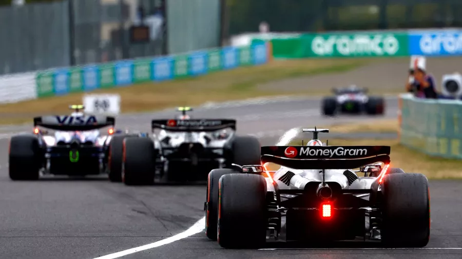 Max Verstappen y Sergio Pérez dominaron las primeras prácticas en Japón