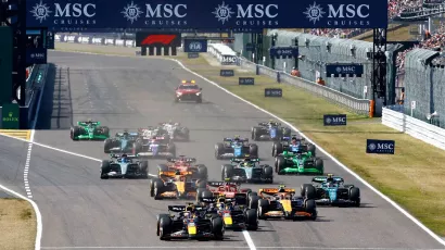 Max Verstappen and 'Checo' Pérez maintained first and second position at the start of the race