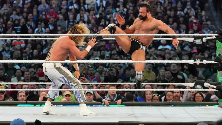 Previamente Drew McIntyre derrotó a un mermado Seth Rollins para ganarle el título