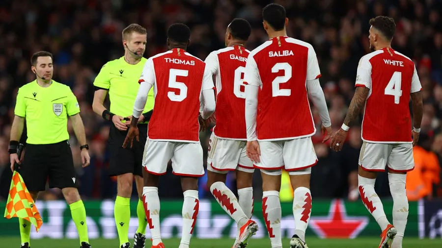 La jugada de la polémica; el penal no marcado a favor del Arsenal