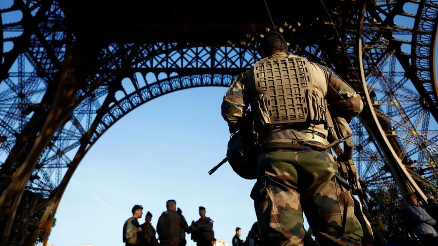 Soldados francés resguardan la Torre Eiffel 