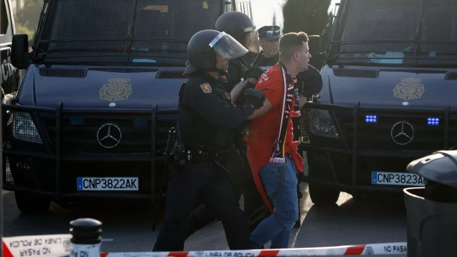 Aficionados del Atlético de Madrid fueron detenidos por las autoridades antes del partido
