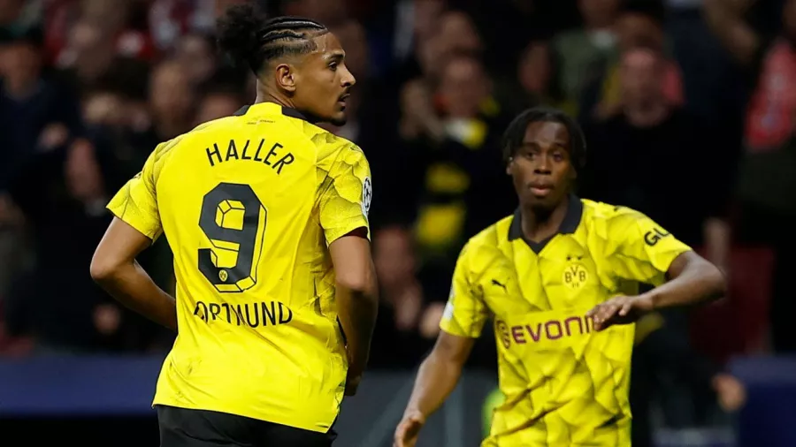 Primer gol en el torneo con Borussia Dortmund