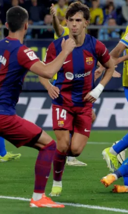 Un golazo de Joao Félix alargó la vida de Barcelona en La Liga