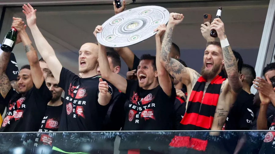 El festejo de Bayer Leverkusen por el título de la Bundesliga no tiene fin