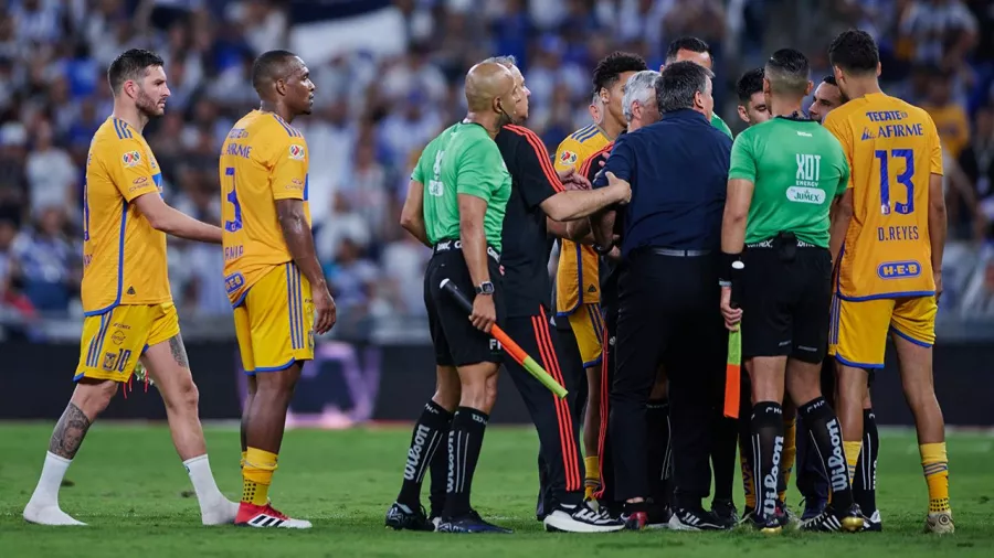 Con un Gignac en calcetines, Tigres reclamó fuertemente al árbitro, que había dado ocho minutos de tiempo de compesación.