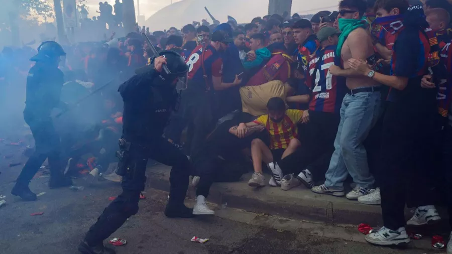 Guerra de bengalas entre aficionados del Barcelona y PSG