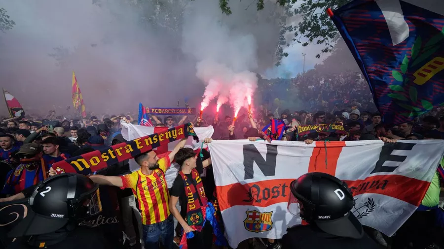Guerra de bengalas entre aficionados del Barcelona y PSG
