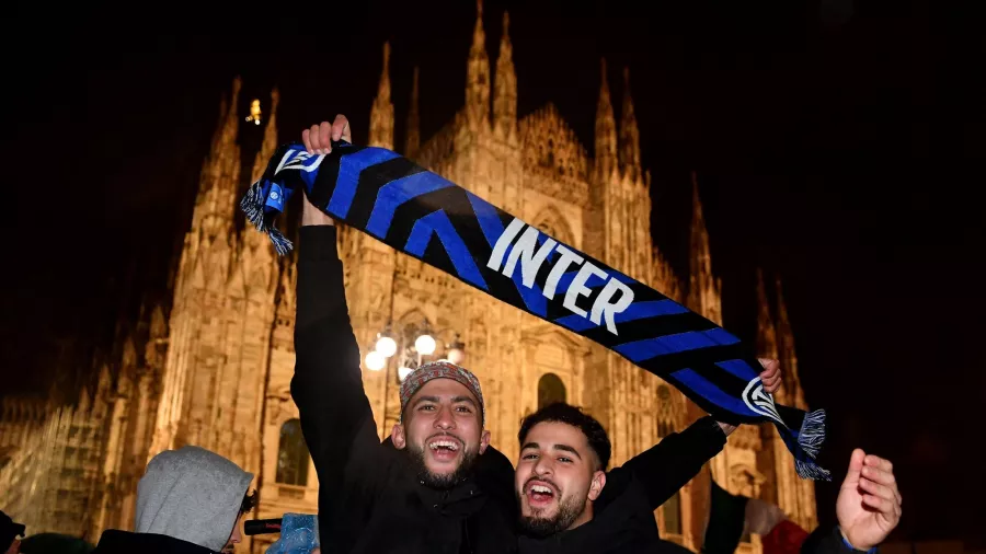 Con la Madonnina al fondo, los aficionados dle Inter vivieron una gran noche