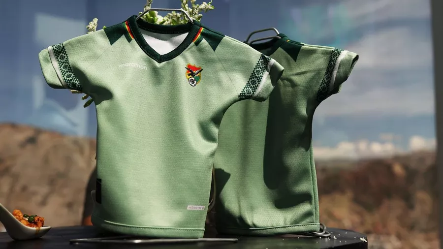 Segurmente Bolivia estrenará esta camiseta ante México, selección que este año nuevamente se olvidó del verde.