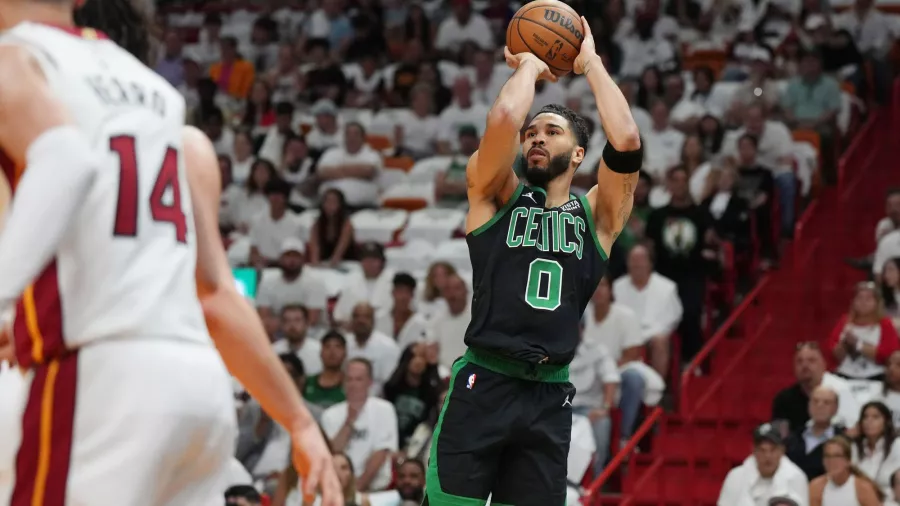 Jayson Tatum, con 22 puntos, 11 rebotes y 6 asistencias fue el pilar de la victoria de los Celtics