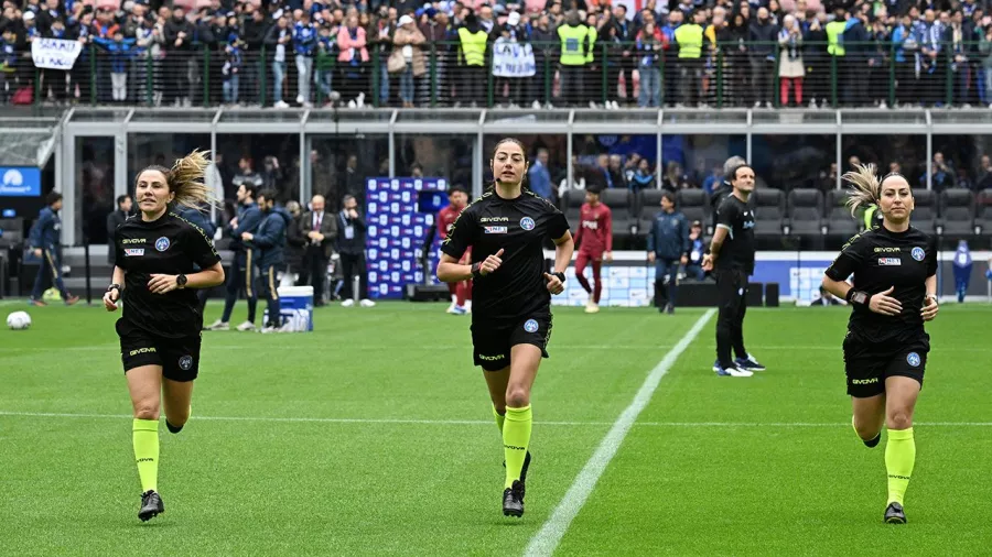 Historia pura en la Serie A: Primera terna arbitral femenina en un partido oficial