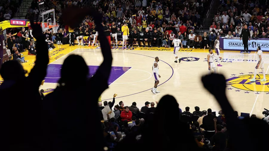 Luego de tres derrotas en la ronda 1 de los play offs, los Lakers ganaron su primer partido.