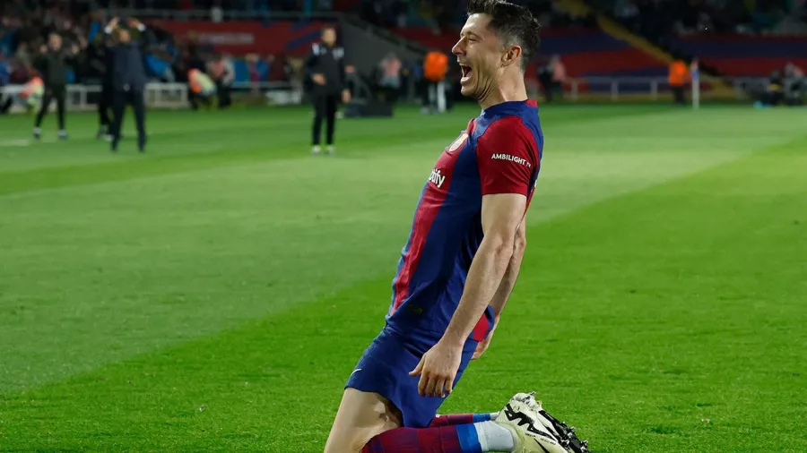 Robert Lewandowski rescata al Barcelona con un triplete