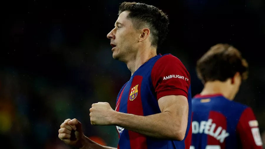 Robert Lewandowski rescata al Barcelona con un triplete