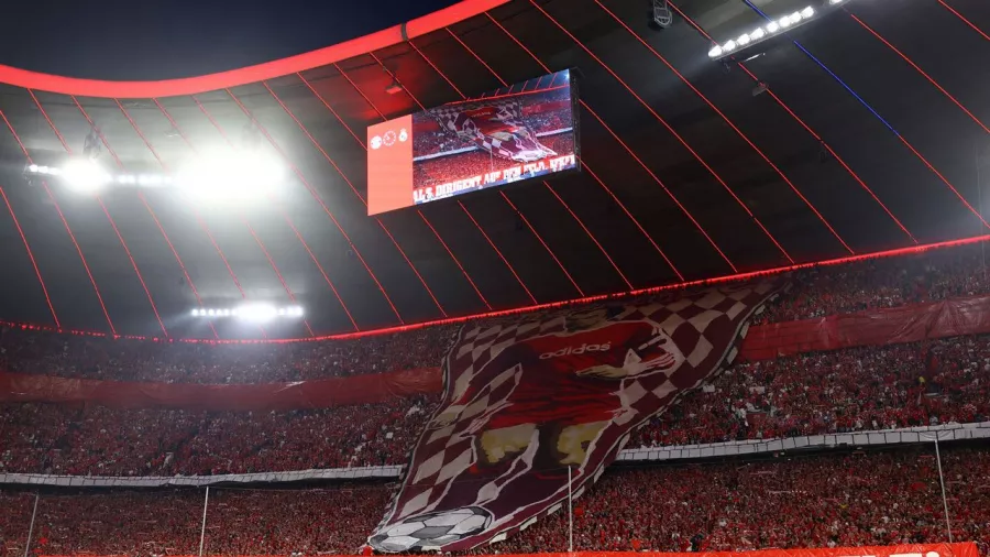 'Tifo' de Bayern Munich en honor a Franz Beckenbauer