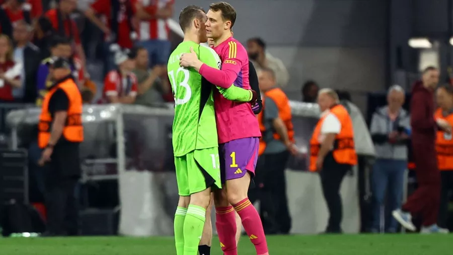Abrazo entre Andriy Lunin y Manuel Neuer tras terminar el partido