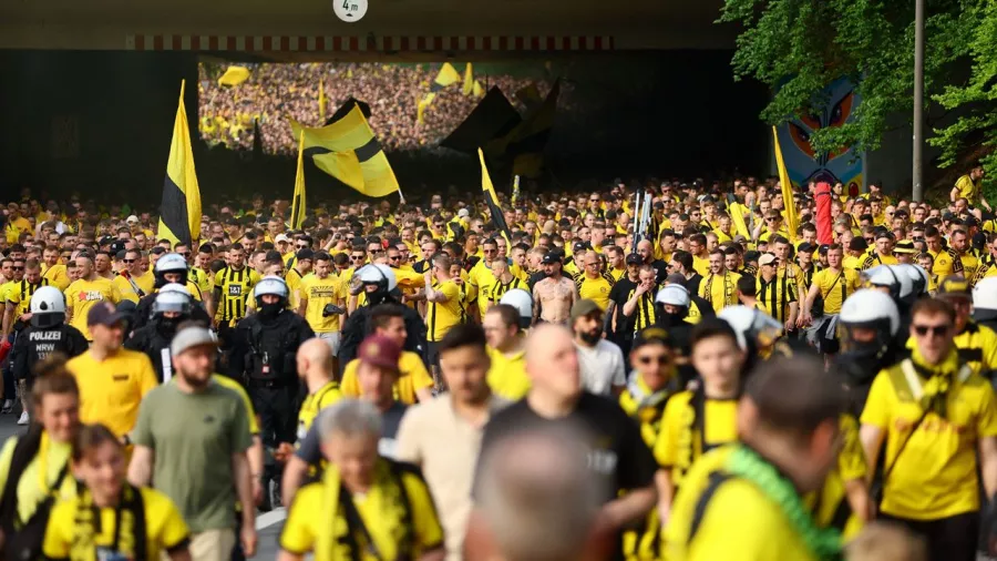 Las banderas con el amarillo y negro no faltaron de camino al estadio