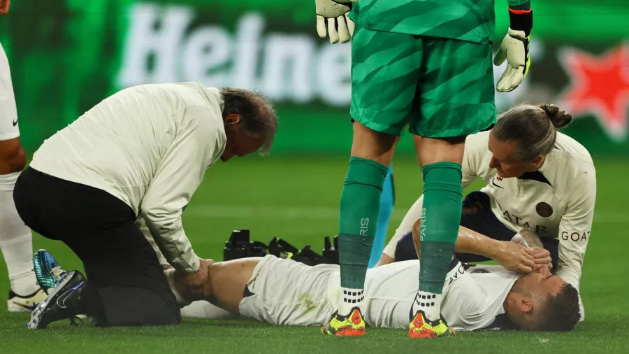 El cuerpo médico de Paris Saint-Germain atendiendo a Lucas Hernández quien salió de cambio por lesión