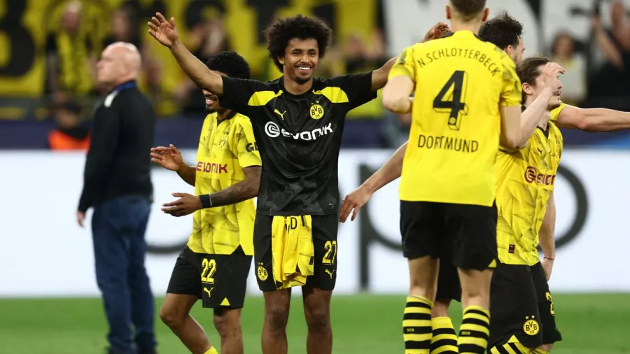 La otra cara de la moneda, los futbolistas de Borussia Dortmund celebrando la ventaja 