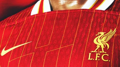 Con un rojo poderoso y los logos en dorado, el nuevo jersey del Liverpool será uno de los mejores del año.