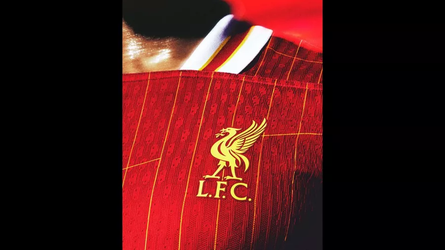 Además, "el uniforme local del Liverpool remezcla un estampado icónico con un guiño al icónico lema YNWA del club".