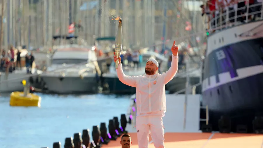 La espectacular llegada de la llama olímpica a territorio francés