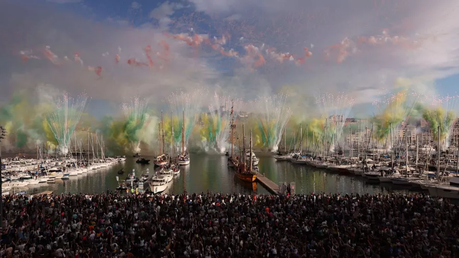 La espectacular llegada de la llama olímpica a territorio francés