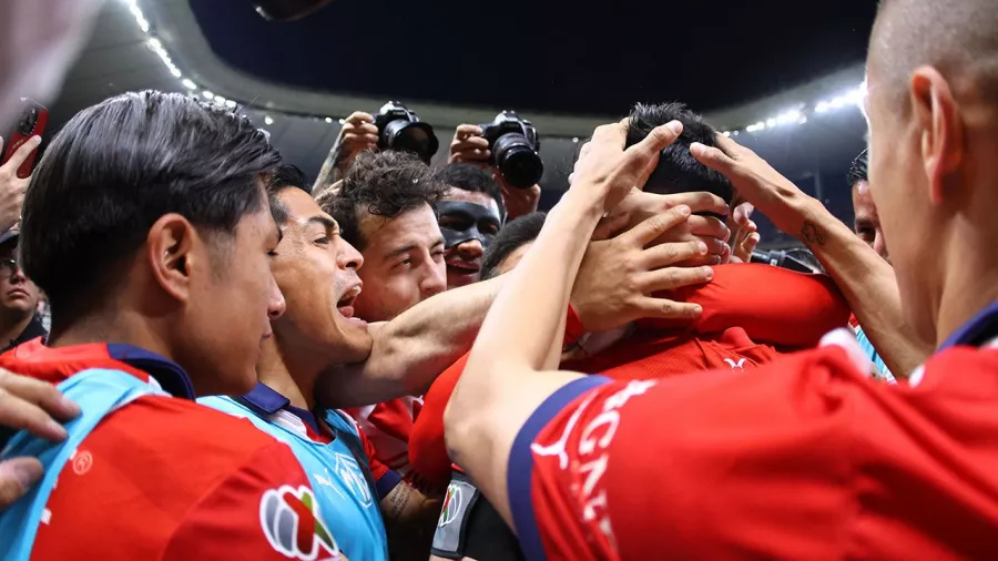 Víctor Guzmán hace soñar a Chivas con las semifinales