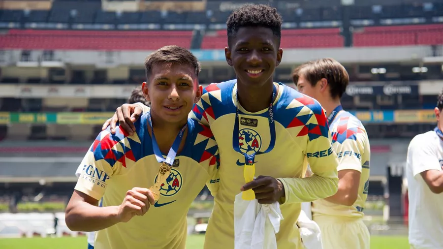 El hijo de Chrisitan Benítez se proclamó campeón de la Liga MX sub-14 contra el América.