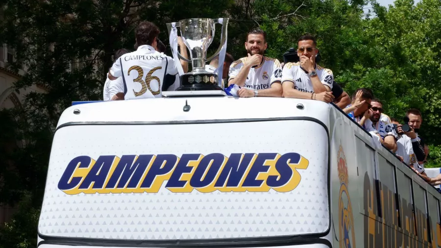 El trofeo de campeón de La Liga al frente con Nacho y Lucas Vázquez al frente