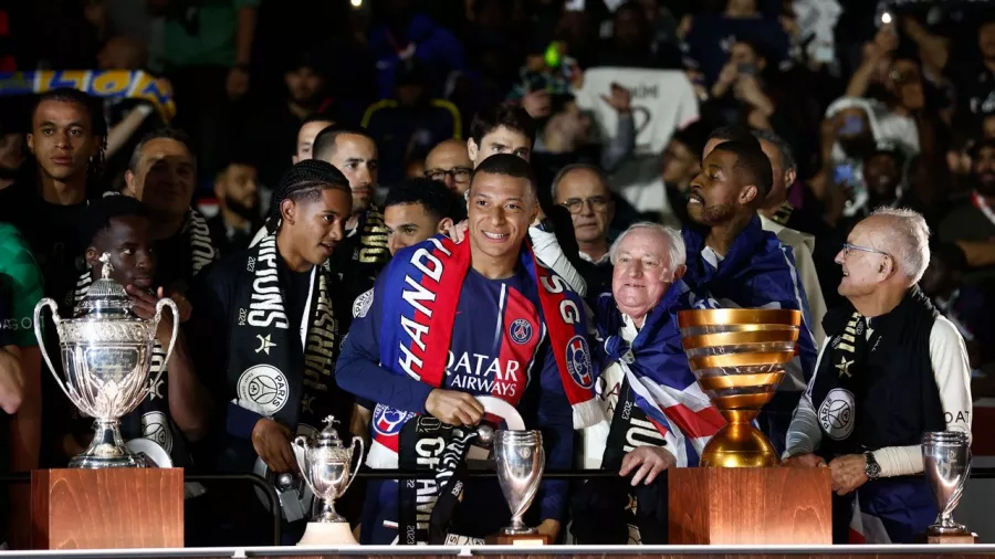 El francés se despidió rodeado de los trofeos que coleccionó en PSG