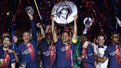 Kylian Mbappé se despidió de Paris Saint-Germain levantando el título de la Ligue 1