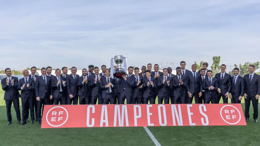 La plantilla levantó el título 36 de Real Madrid en la ciudad deportiva del equipo blanco