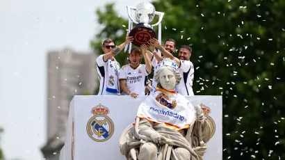 Real Madrid recibió el título de La Liga y realizó la tradicional celebración en Cibeles