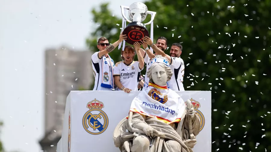 Real Madrid recibió el título de La Liga y realizó la tradicional celebración en Cibeles