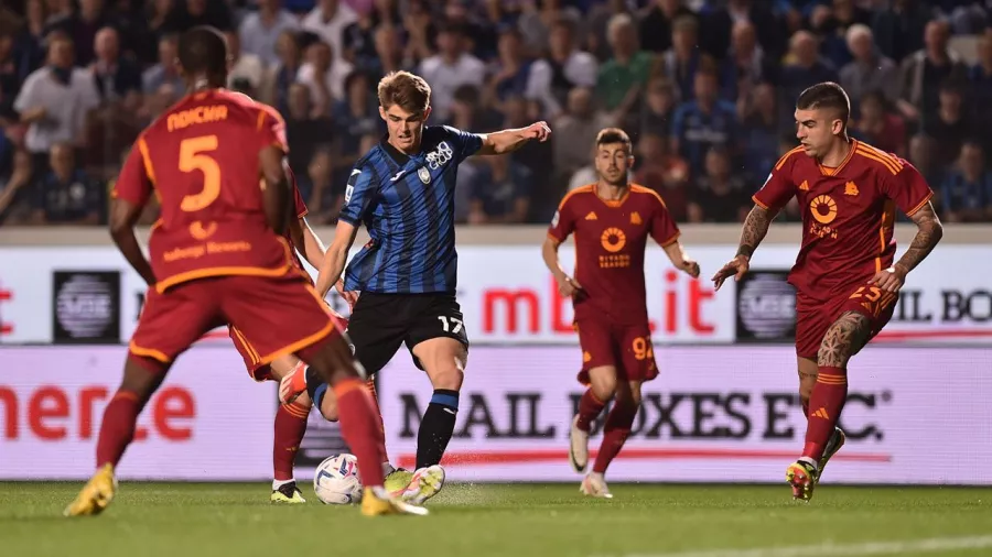 Charles De Ketelaere anotó los dos goles de Atalanta en la primera mitad 