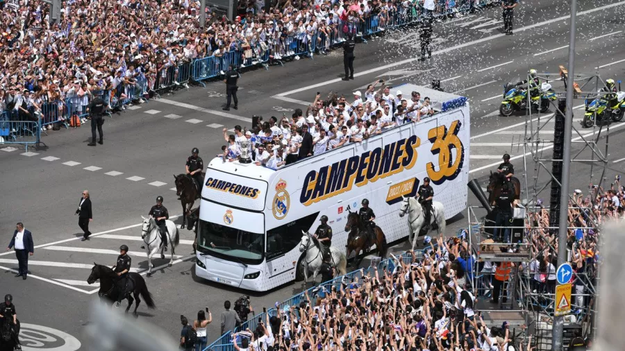 La palabra "Campeones" y el número 36 vistieron al camión que utilizó el equipo para festejar