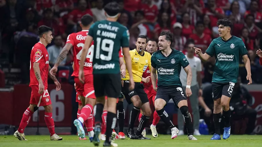 Conflictos entre los jugadores de Toluca y Chivas a lo largo de todo el partido de vuelta por los cuartos de final en el Estadio Nemesio Diez.