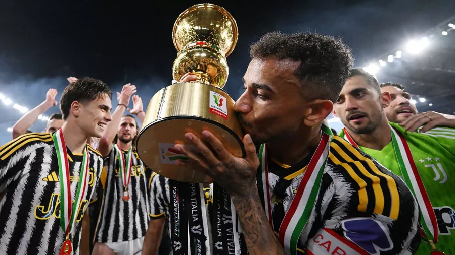 Así celebraron los jugadores de la Juventus el título copero en el estadio la Roma y la Lazio.
