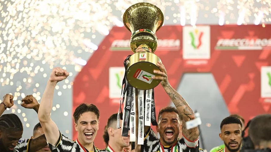 Así celebraron los jugadores de la Juventus el título copero en el estadio la Roma y la Lazio.