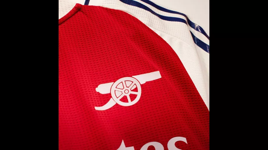 Así la espectacular nueva camiseta del Arsenal.
