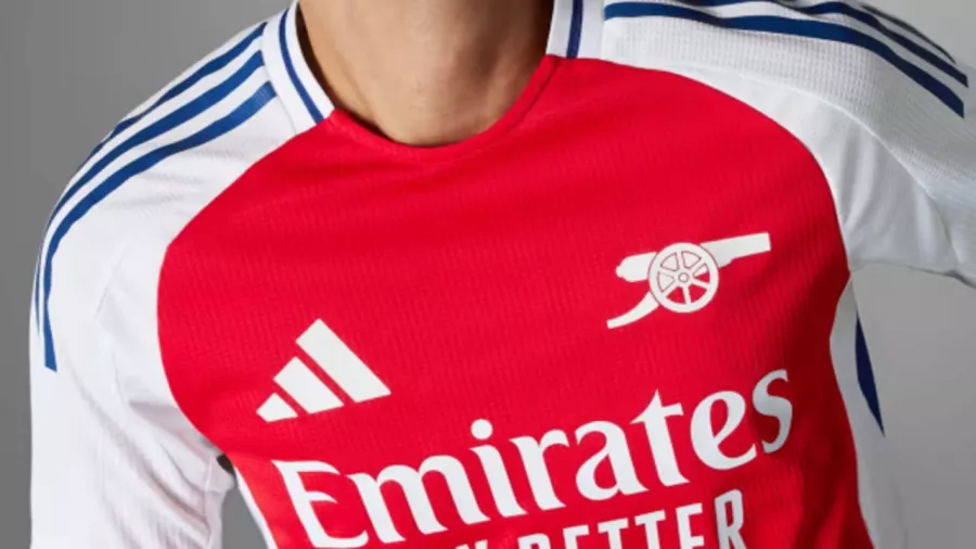 Arsenal y Adidas revelaron la nueva camiseta 'Gunner'.
