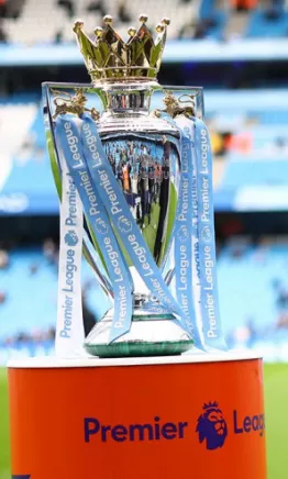 Dos trofeos de la Premier League anticipando un final de fotografía